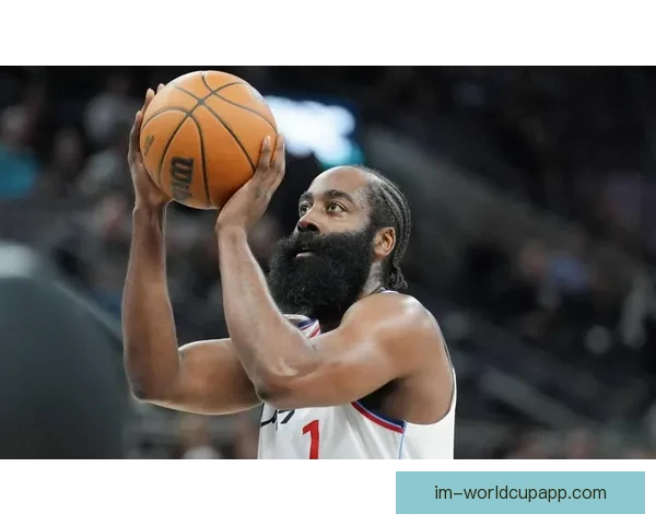 米切尔盛赞哈登改变比赛节奏强调团队力量助推球队走到今天高度新